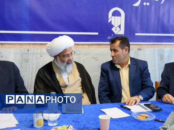 میزخدمت آموزش و پرورش ناحیه ۳ کرج فرصتی برای تعامل مستقیم و رفع مشکلات آموزشی