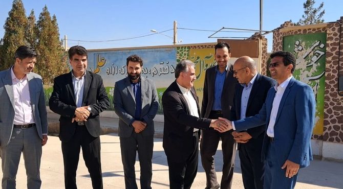 بازدید مدیرکل آموزش و پرورش استان یزد از دبیرستان شهید خسروی زارچ