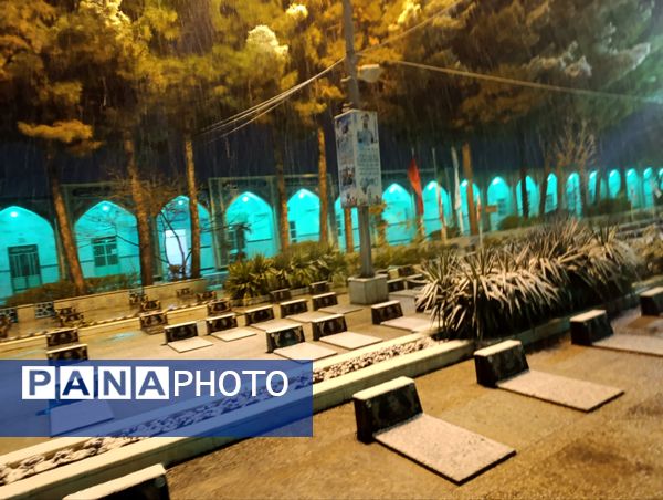حال و هوای گلزار شهدا با بارش برف الهی