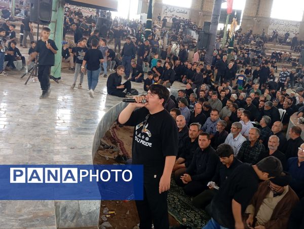 نماز جماعت در حسینه روستا اردمه در ظهر اربعین