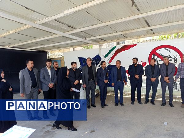 قدردانی از دانش‌آموزان فعال در نمایشگاه نقاشی حماسه حسینی 