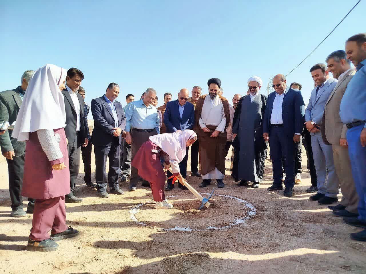 آئین کلنگ‌زنی یک طرح آموزشی ۹ کلاسه خیرساز در روستای بهادران مهریز
