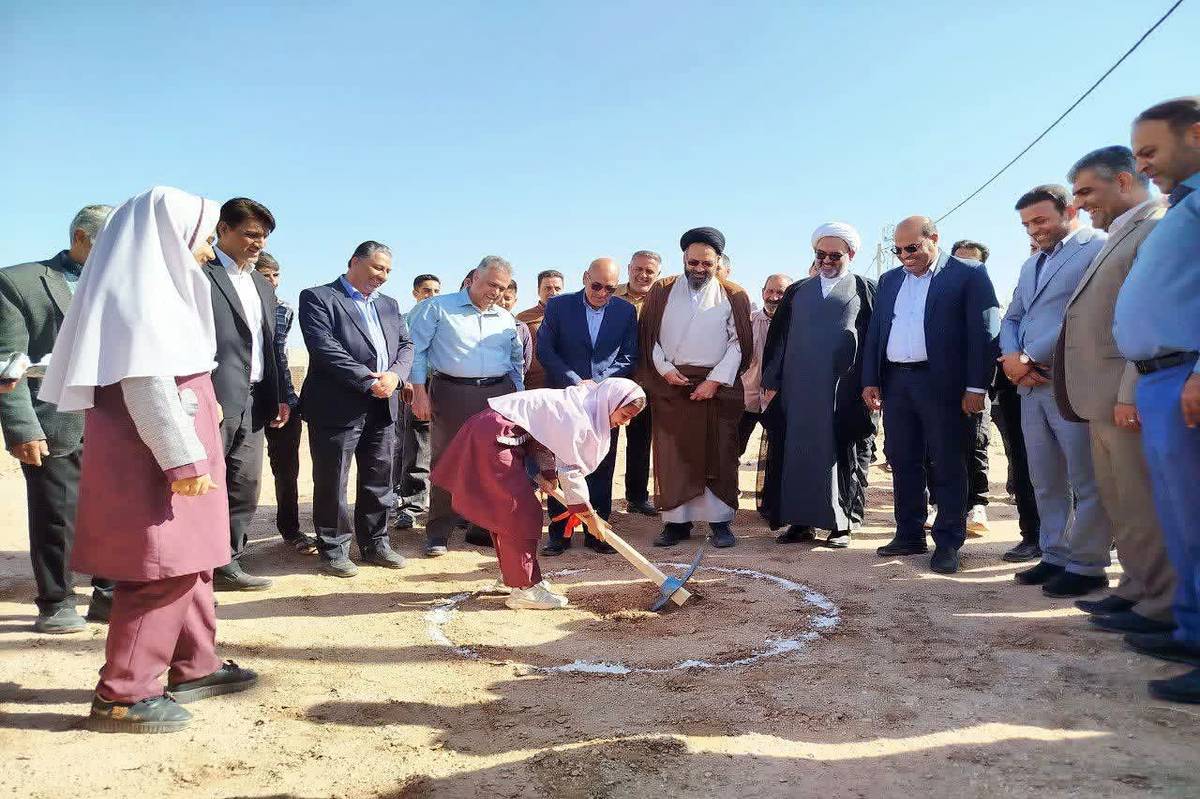 آئین کلنگ‌زنی یک طرح آموزشی ۹ کلاسه خیرساز در روستای بهادران مهریز