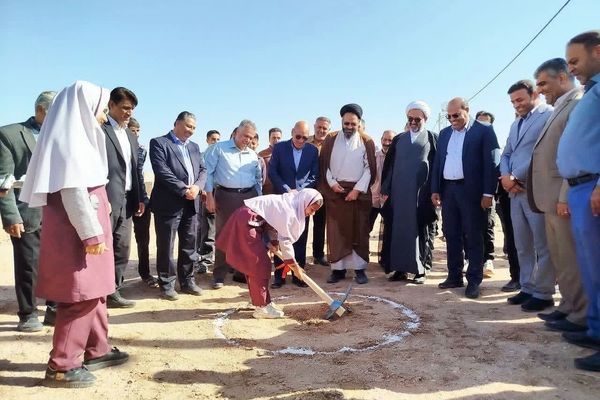 آئین کلنگ‌زنی یک طرح آموزشی ۹ کلاسه خیرساز در روستای بهادران مهریز