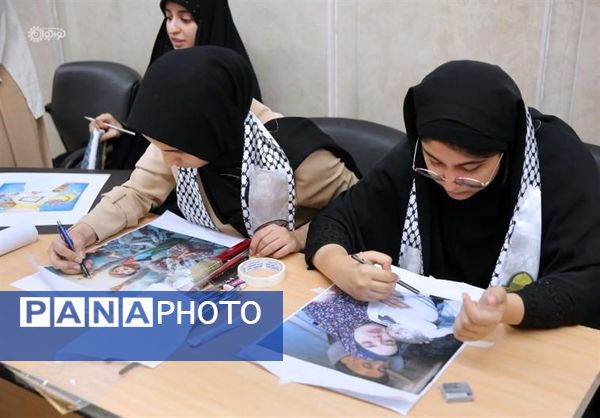 اهدای هدایای مقام معظم رهبری به دانش‌آموزان بیرجندی 