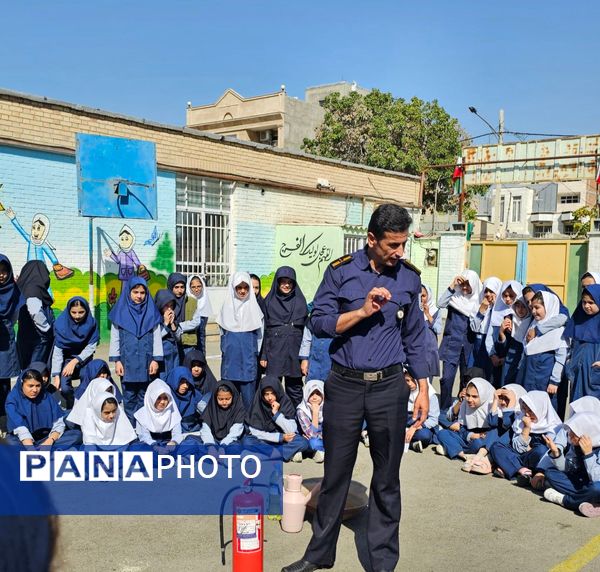 بزرگداشت روز آتش‌نشان در مدرسه شهید خاقانی شهرستان شیروان