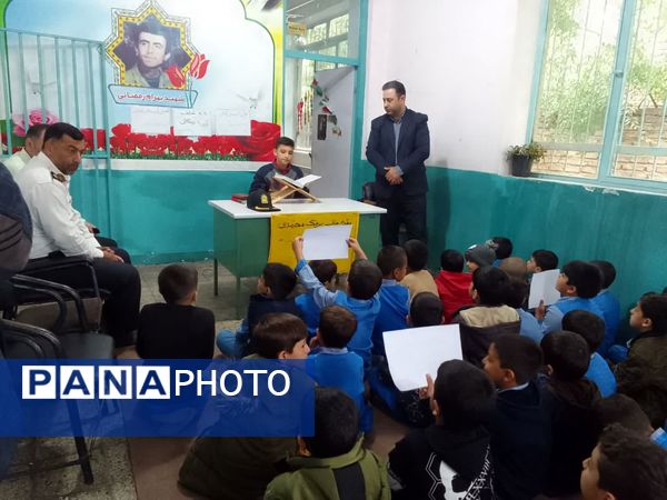 کلاس آموزش آسیب‌های اجتماعی در دبستان اسفندیار طیبی قائمشهر