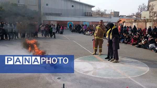 مانور زلزله و ایمنی در مدرسه هوشیار