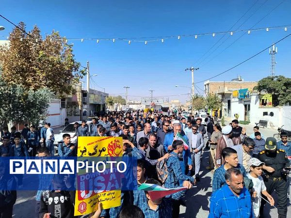 حضور پررنگ دانش‌آموزان شهر لپویی در راهپیمایی 13 آبان 