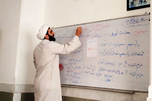 هدایت تحصیلی دانش‌آموزان در دبیرستان میثاق با حضور مشاور مدرسه 