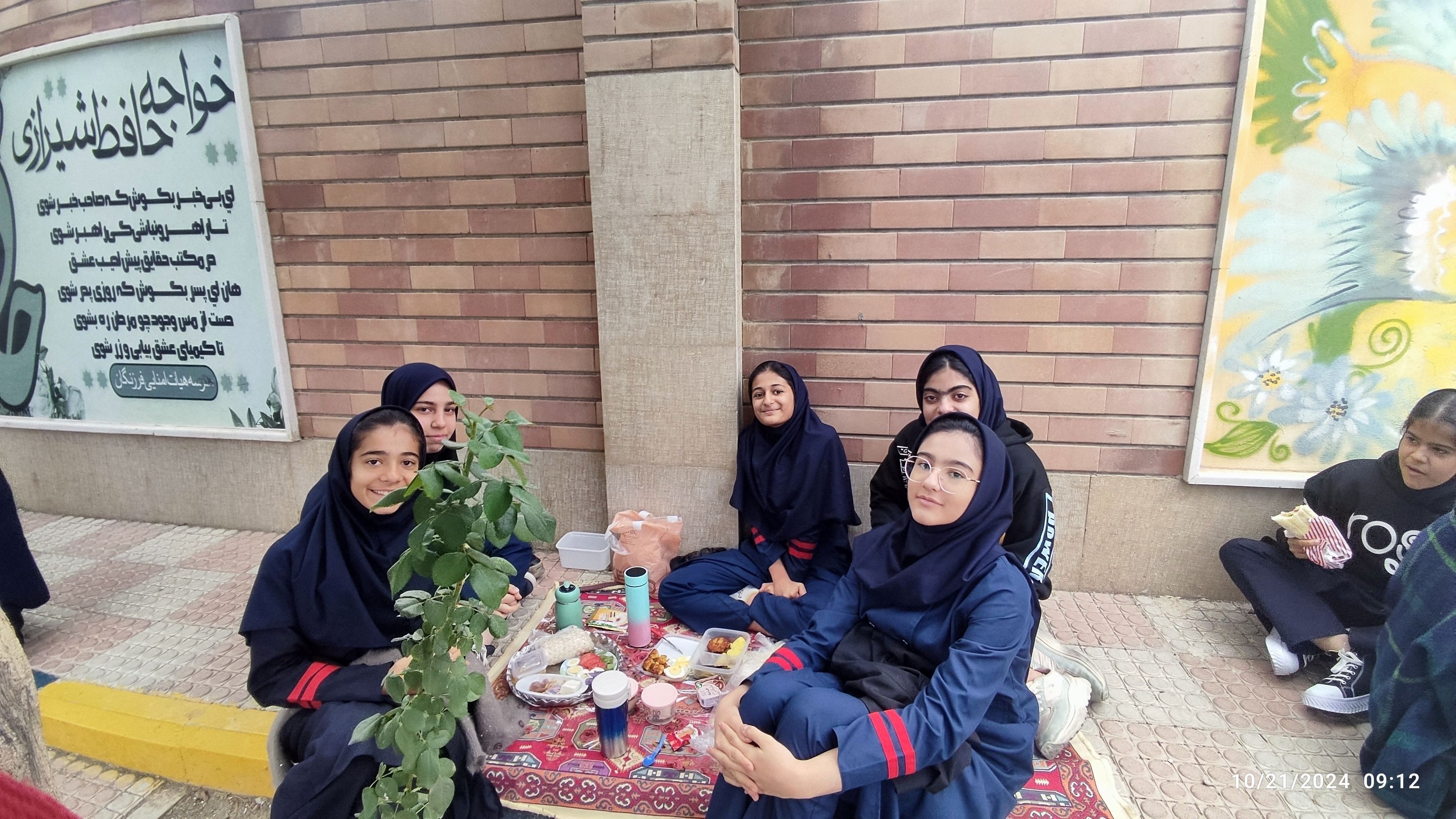 دختران شاد با صبحانه سالم در دبیرستان هیات امنایی فرزانگان ملارد