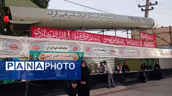 دانش‌آموزان با عشق در موکب امام حسین (ع) پذیرای زائران شدند
