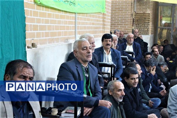 استقبال نوجوانان از غرفه‌های یادواره شهدای مسجد جامع قم