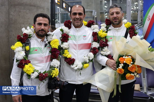 بازگشت طلایی‌پوشان بلندقامت دانش‌آموز ایران با کاپ قهرمانی