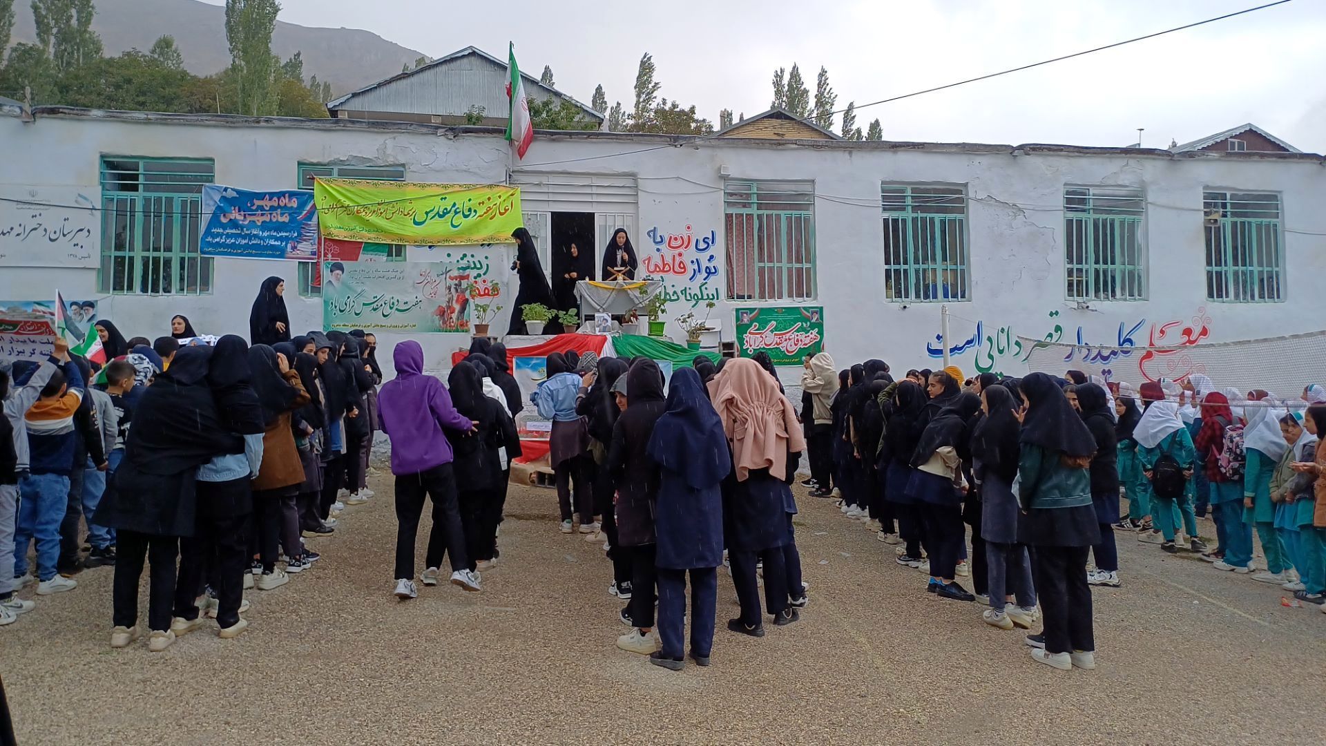 اجتماع بزرگ دانش آموزان مدارس روستای بزرگ لرد شاهرودخلخال در محکومیت شهادت مظلومانه سید حسن نصرالله 