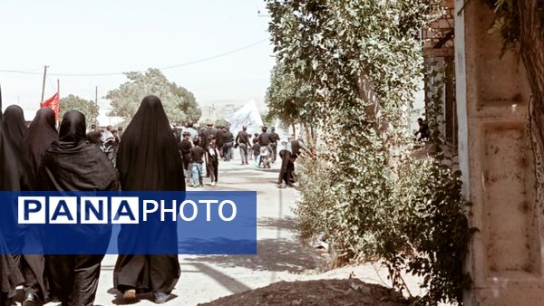 بازماندگان اربعین شهر نسر با راهپیمایی باشکوه یاد شهدای کربلا را گرامی داشتند