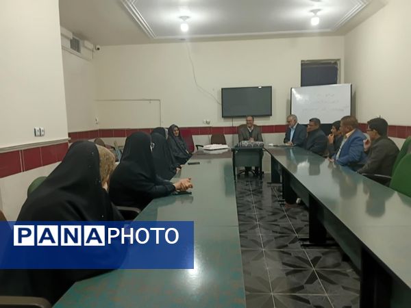 رونمایی از کتاب اولین گام مهمترین قدم در ابرکوه