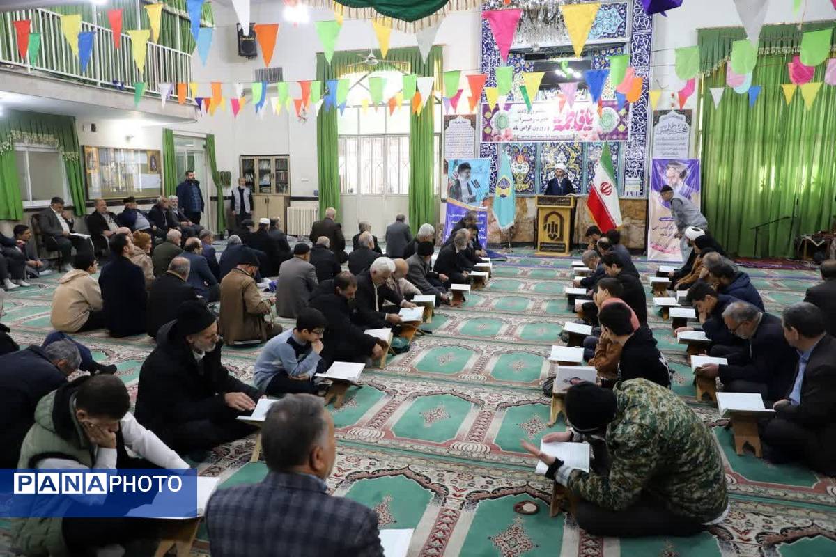 نهج‌البلاغه‌خوانی نماز‌گزاران کمالشهر پیش از خطبه‌های نماز 