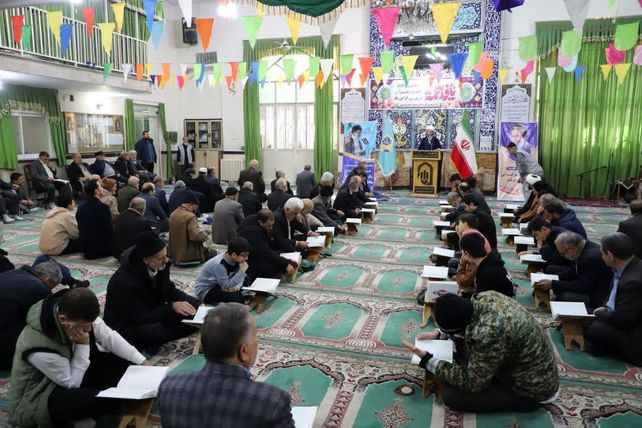 نهج‌البلاغه‌خوانی نماز‌گزاران کمالشهر پیش از خطبه‌های نماز 