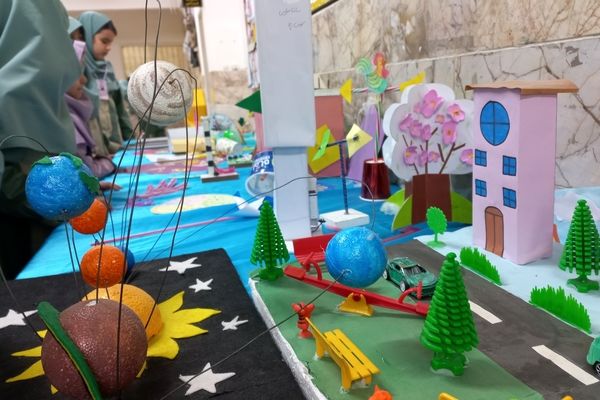 نمایشگاه هفته پژوهش در دبستان شاهد تحقیقی ناحیه ۶ مشهد مقدس