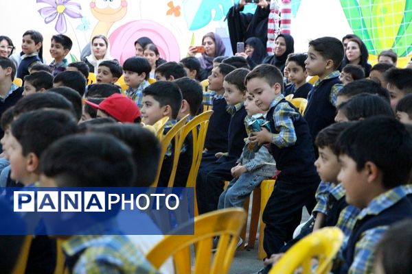 جشن شکوفه‌ها در دبستان منوچهر رزاقی ناحیه۳ مشهد