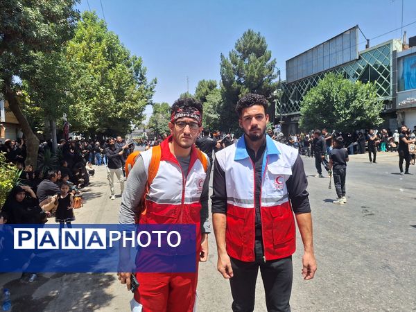 عزاداری ظهر  عاشورا در خیابان‌های شهر نیشابور 