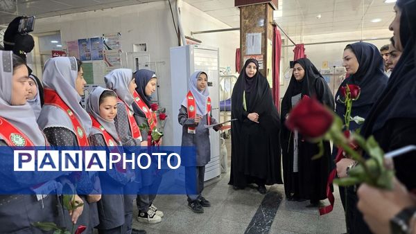 تجلیل دانشآموزان پیشتازان دبستان «دانش و هنر» نظرآباد از پرستاران بیمارستان امام حسن(ع)