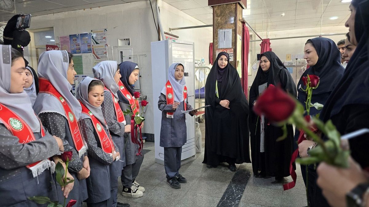 تجلیل دانش‌آموزان پیشتازان دبستان «دانش و هنر» نظرآباد از پرستاران بیمارستان امام حسن(ع) 