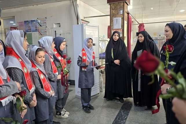 تجلیل دانش‌آموزان پیشتازان دبستان «دانش و هنر» نظرآباد از پرستاران بیمارستان امام حسن(ع) 