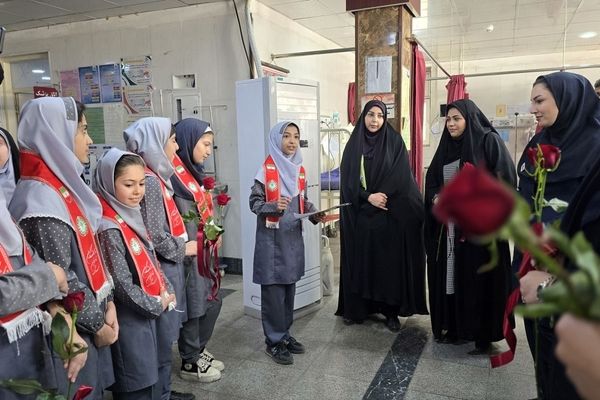 تجلیل دانش‌آموزان پیشتازان دبستان «دانش و هنر» نظرآباد از پرستاران بیمارستان امام حسن(ع) 