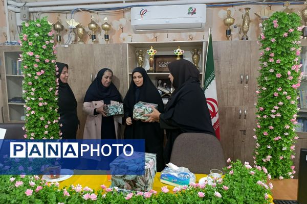 حضور مادر شهید امیرحسین گشانی و قدردانی از معلمان