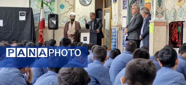 نمازجماعت پایه هشتم مدرسه زمانی با حضور مدیر آموزش و پرورش منطقه ۱۹ 