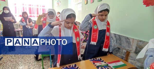 توزیع کتاب « از ایرانمان دفاع می کنیم » در بین دانش‌آموزان پیشتاز مدرسه شهید خاقانی شهرستان شیروان