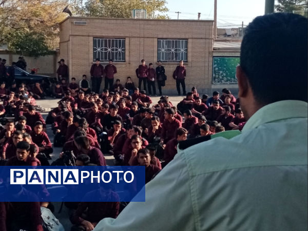 رئیس پلیس فتا کاشمر در مراسم صبحگاه دبیرستان آیت‌الله خامنه‌ای بر هوشیاری در فضای مجازی تأکید کرد
