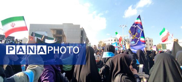 راهپیمایی سیزدهم آبان ماه با حضور دختران دبیرستان شاهد وارثان نور 