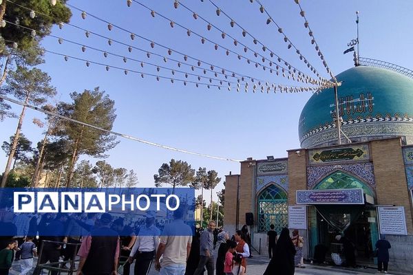 مراسم پرفیض روز عرفه در امامزاده عمادالدین رباط‌کریم با حضور پرشور زائران برگزار شد