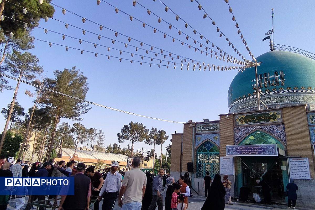 مراسم پرفیض روز عرفه در امامزاده عمادالدین رباطکریم با حضور پرشور زائران برگزار شد