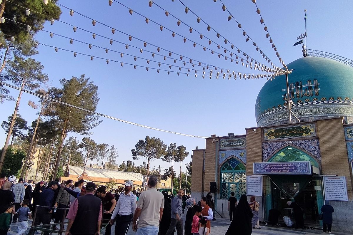 مراسم پرفیض روز عرفه در امامزاده عمادالدین رباط‌کریم با حضور پرشور زائران برگزار شد