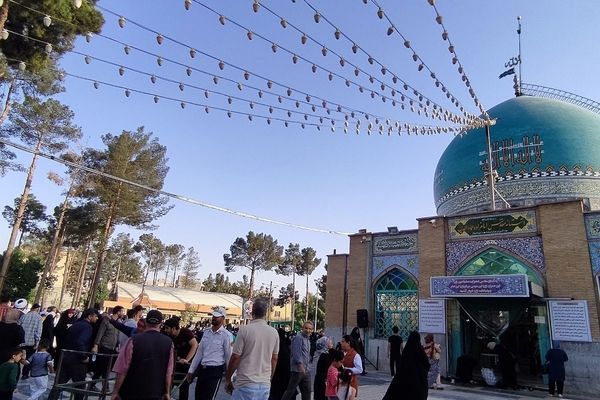 مراسم پرفیض روز عرفه در امامزاده عمادالدین رباط‌کریم با حضور پرشور زائران برگزار شد