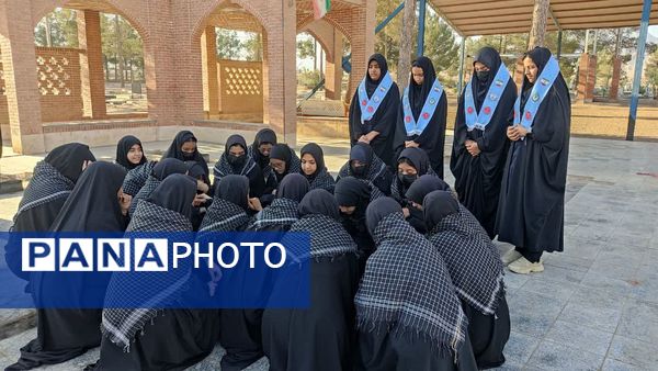 آغاز هفته بسیج دانشآموزی با غبارروبی مزار شهدای جوادالائمه توسط مسئولان و دانشآموزان بسیجی