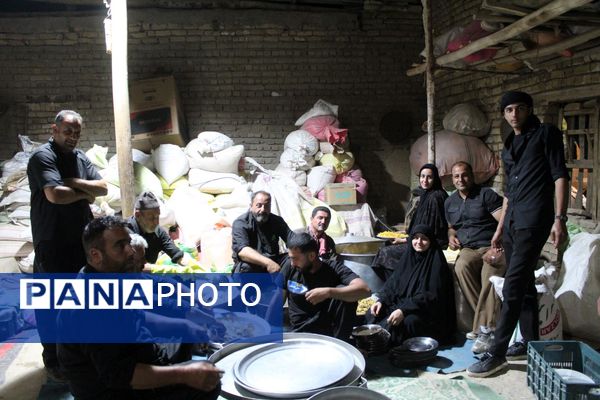 آماده‌سازی هلیم عاشورا در روستای اسحاق آباد نیشابور 