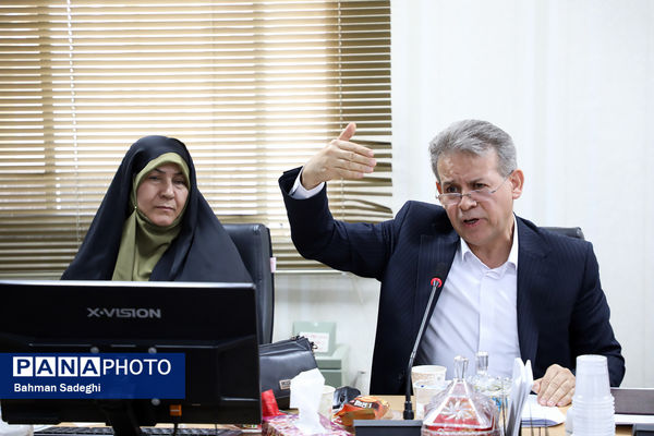 میزگرد علمی و آموزشی بررسی راهکارهای ارتقای کیفیت و تقویت مدارس دولتی