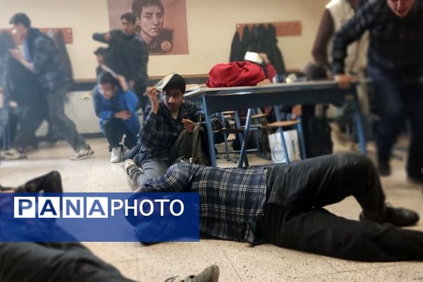 اجرای مانور زلزله با حضور مسئولان در مدرسه استاد مطهری رباط‌کریم