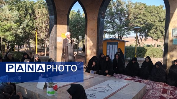 قرائت زیارت عاشورا در مزار شهدای گمنام شهر رباط‌سنگ 