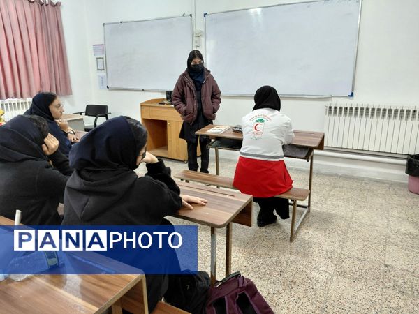 دوره‌های آموزشی مقابله با زلزله در دبیرستان علی افشارنژاد