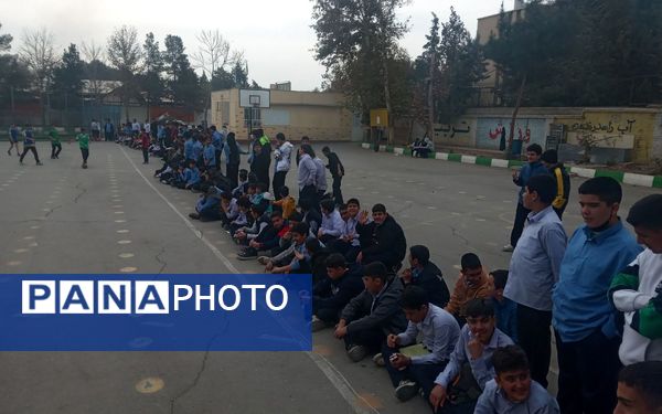 برگزاری آخرین  مسابقه فوتبال در حضور پرشور و هیجان انگیز دانش آموزان و کادر مدرسه