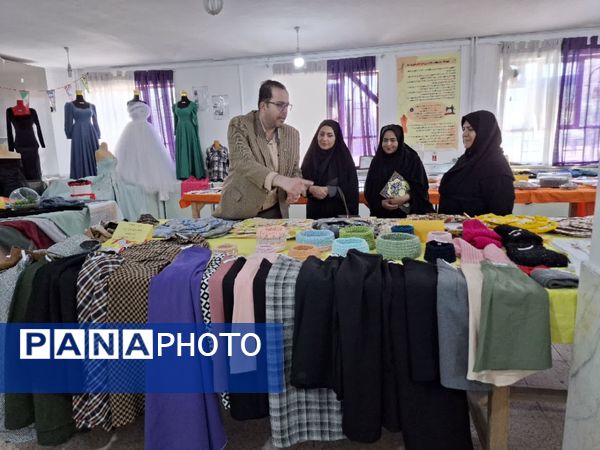 نمایشگاه دستاوردهای خلاقانه در هنرستان دخترانه دکتر مولوی