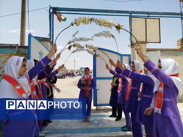 بازدید ارزیاب کشوری سازمان دانش‌آموزی در مدارس تمام پیشتاز شهرستان فاروج