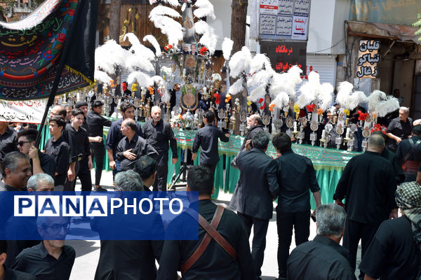 طنین صدای یا حسین(ع) با عَلَم کشی درعاشورای ۱۴۴۷