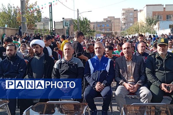  همایش بزرگ پیاده روی خانوادگی در نسیم‌شهر 